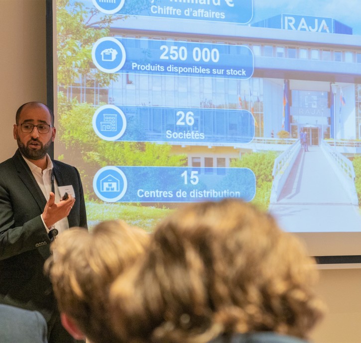 Mourad Barka devant des étudiants de l'Université d'Hasselt, Belgique, le 7 mars 2023 à Paris Nord 2